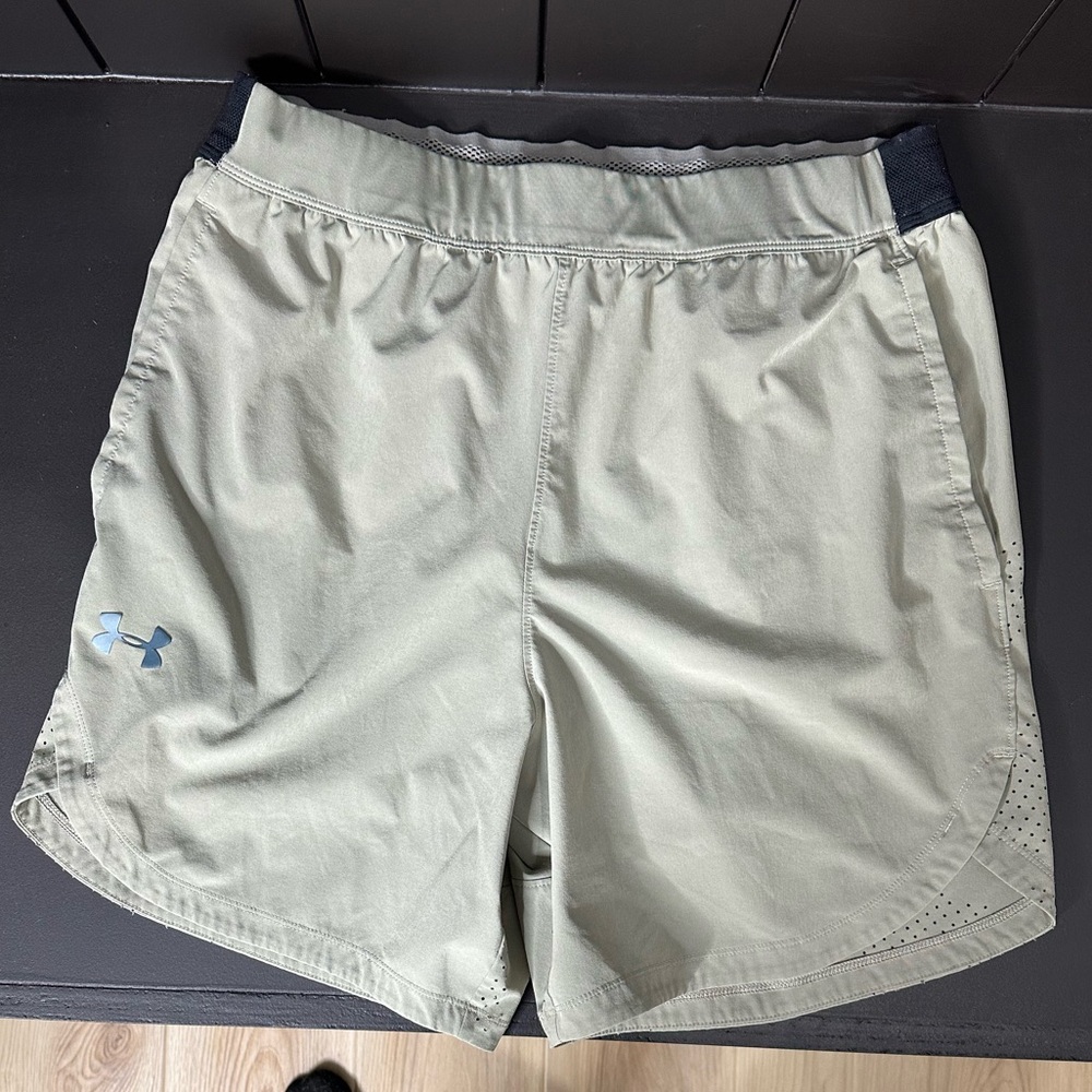 Under Armour 7” shorts khaki/sand color